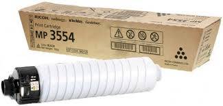 Ein Stapel weißer Papierrollen steht vor einer braunen Schachtel mit der Aufschrift 