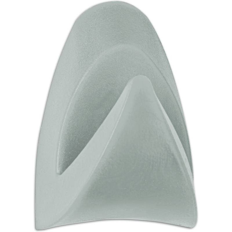 Ein skulpturales weißes Dreieckobjekt mit glatten, geschwungenen Oberflächen und einer spitzen Spitze, das an ein modernes Kunstwerk oder ein abstraktes Design erinnert.