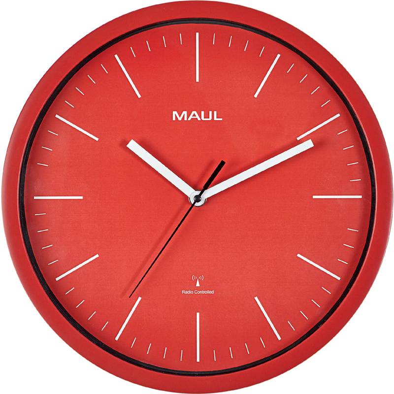 Analoge rote Wanduhr, die 10:09 Uhr zeigt, mit der Markenbeschriftung 'Maul' auf dem Zifferblatt.