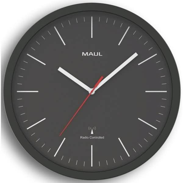 Schwarze MAUL Analog-Wanduhr mit weißen Zeigern und Markierungen, rotem Sekundenzeiger und der Aufschrift „Radio Controlled