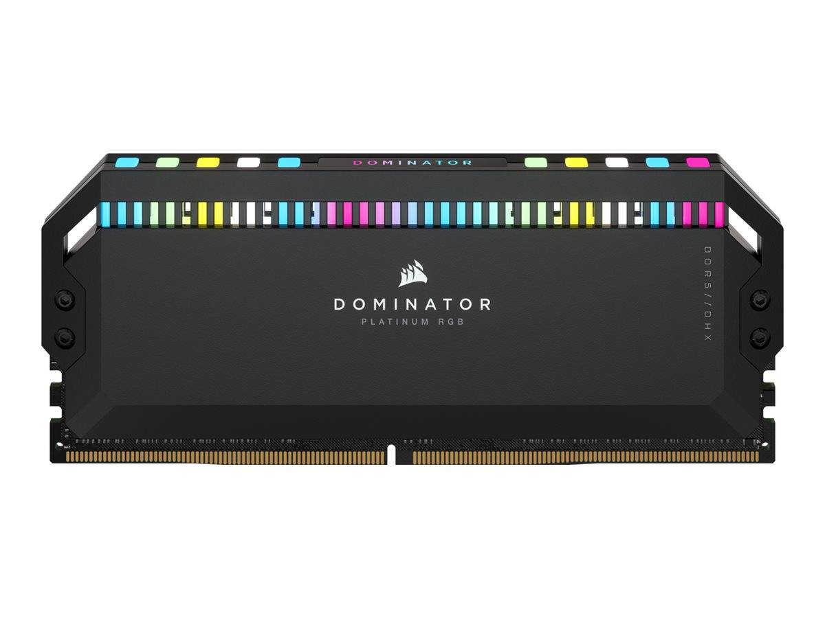 Ein Corsair Dominator Platinum RGB Computerspeichermodul in Vorderansicht, schwarz mit mehrfarbigen RGB-Lichtbalken entlang der Oberseite.