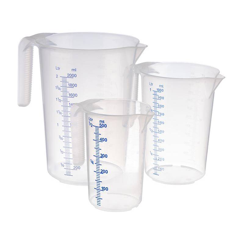 Drei transparente Messbecher mit Griffen, in Millilitern und Litern markiert. Der größte Messbecher fasst bis zu 2000 ml, der kleinste 500 ml.