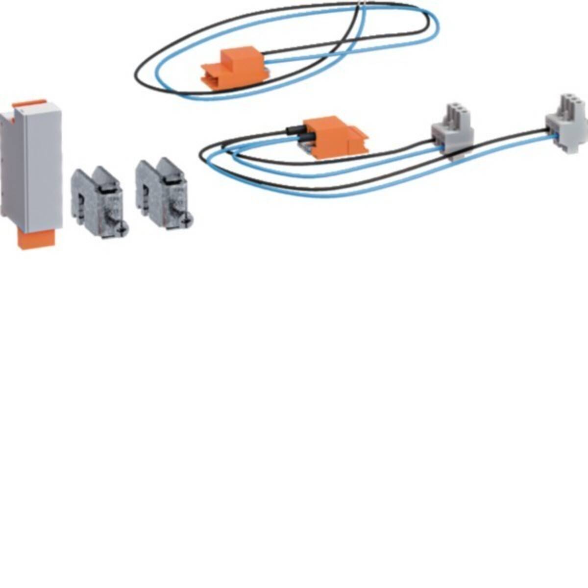 Eine Anordnung von elektrischen Komponenten, einschließlich einer Schutzvorrichtung, Anschlüssen und Kabeln mit Steckverbindern, vor einem einfarbigen Hintergrund.