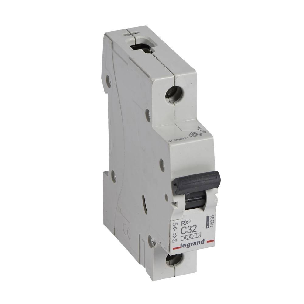 Ein Sicherungsautomat mit der Bezeichnung ‚C32'. Er verfügt über einen schwarzen Schalter in einem weißen Gehäuse und zeigt an, dass er bis zu 32 Ampere bewältigen kann.