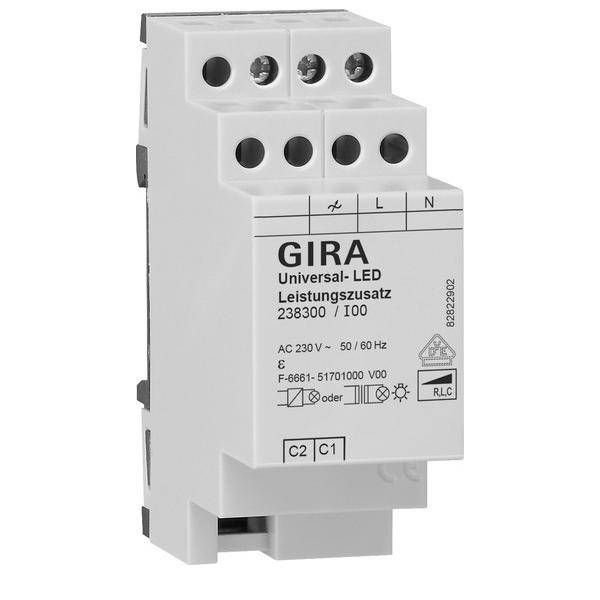 Ein weißes GIRA Universal-LED-Leistungszubehörgerät mit auf der Vorderseite aufgedruckten elektrischen Spezifikationen, das mehrere Anschlussports aufweist.