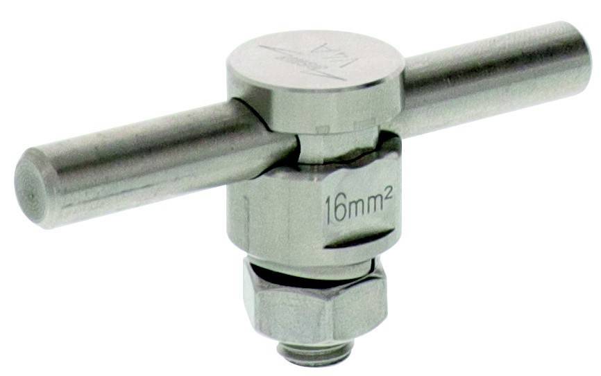 Ein Metallverbinder, der zwei Rohre verbindet, mit der Beschriftung '16mm²', die den Querschnittsbereich angibt, in einem Klempner- oder Ingenieurkontext.