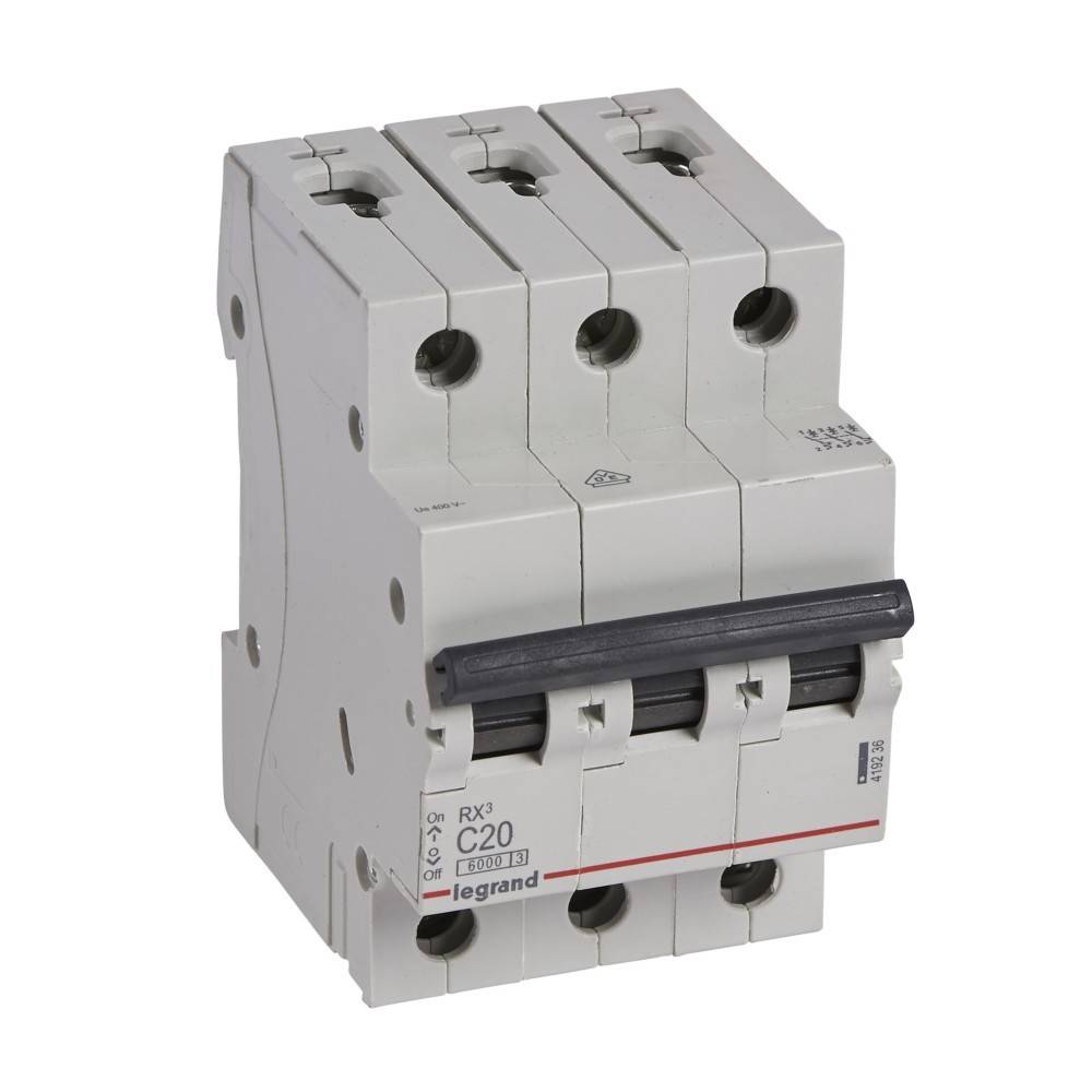 Dreipoliger Leistungsschalter oder Schalter; mit C20 und Legrand gekennzeichnet, zur Steuerung elektrischer Schaltkreise; rechteckig, mit Kippschalter.