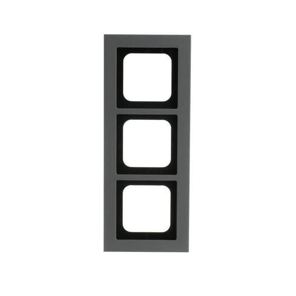 Ein schwarzer rechteckiger Rahmen mit drei vertikal übereinander angeordneten quadratischen Öffnungen.