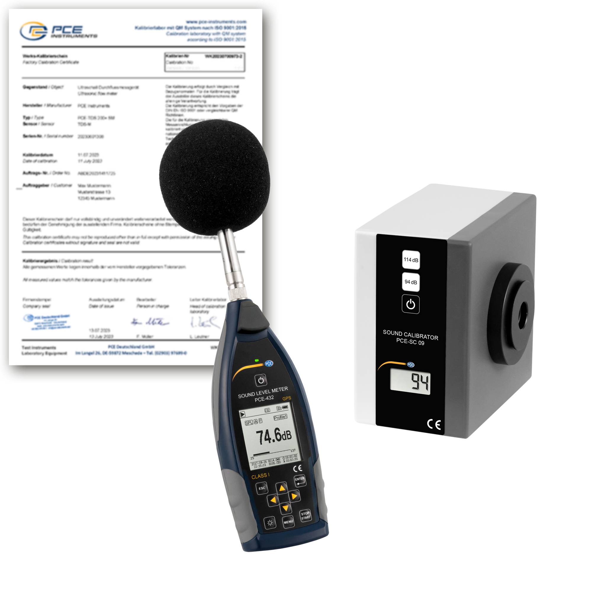 Ein Schallpegelmessgerät und ein Schallkalibrator werden neben einem Kalibrierschein präsentiert, der eine Messung von 74,6 dB zeigt.