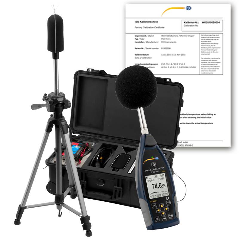 Schallpegelmessgerät-Set mit einem Stativ und einem Zertifikat im Hintergrund. Das Messgerät zeigt einen Messwert von 74,6 dB, verwendet zur Lärmpegelmessung.