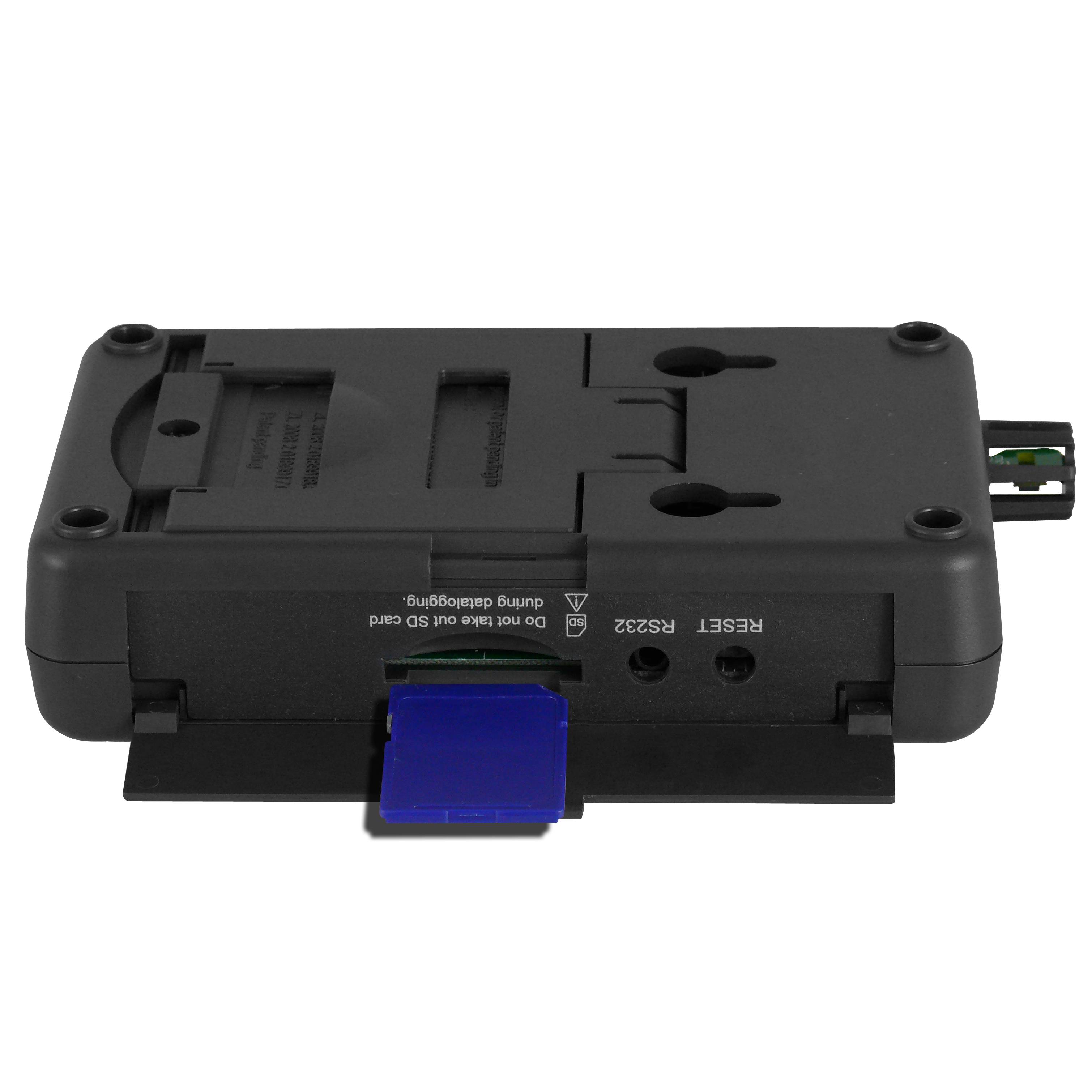 Ein schwarzes Gerät mit einer teilweise eingesteckten SD-Karte, an dem Steckplätze mit den Bezeichnungen 