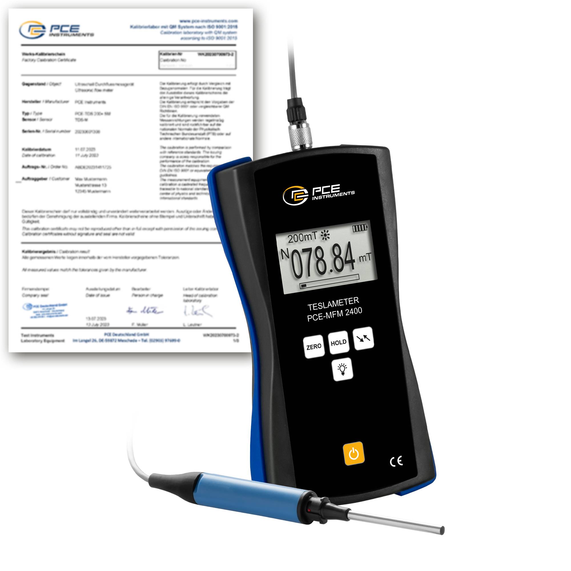 „Teslameter mit Sonde, zeigt 078,84 mT an. Im Hintergrund begleitend ein Zertifikatsdokument.