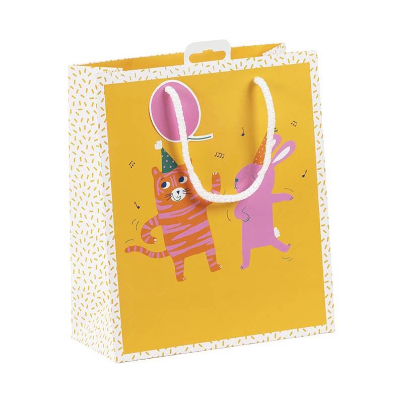 Eine farbenfroh gestaltete Geschenktüte mit einer Illustration eines rosa Hasen und einer orange gestreiften Katze, die Partyhüte tragen und tanzen.