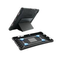 Schwarze Tablet-Schutzhülle in geöffneter und geschlossener Position mit aufstellbarem Ständer und blauen Eckengreifern zum Halten eines Tablets.