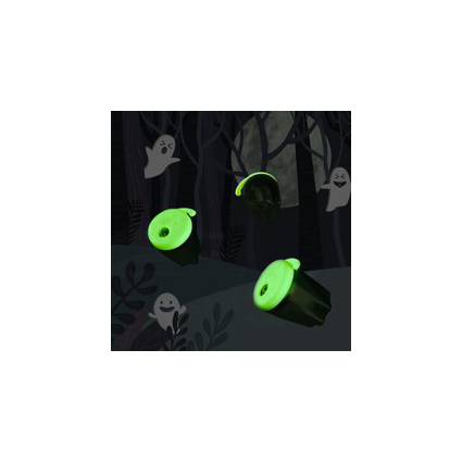 Leuchtend grüne Ohrstöpsel, die in einer dunklen, bewaldeten Szenerie schweben, mit gezeichneten Geistern im Hintergrund. Unheimliche und verspielt-fröhliche Atmosphäre.