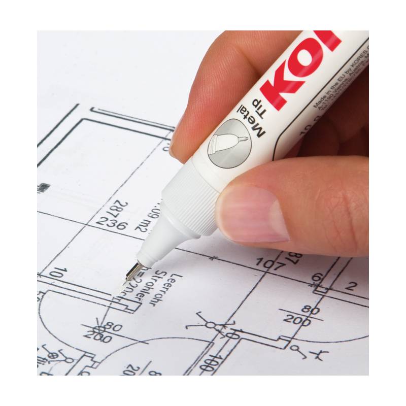 Eine Person verwendet einen Korrekturstift, um Änderungen an einem architektonischen Bauplan vorzunehmen, was auf einen Prozess der Überarbeitung oder Bearbeitung hindeutet.