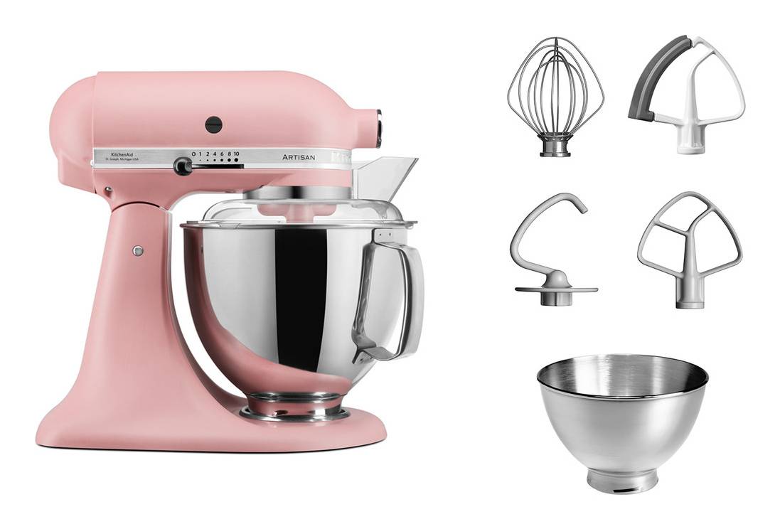 Rosa Küchenmaschine mit Edelstahlschüssel und vier Aufsätzen, abgebildet mit Schneebesen, Knethaken, Flachrührer und zusätzlicher Schüssel.