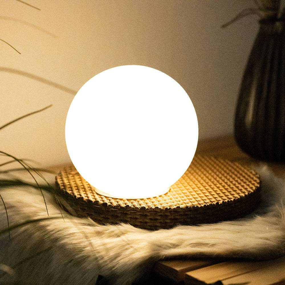 Solar Terrassendeko Outdoor Tisch Solar Windlicht für Außen Solarlampe Akku Rattan Optik Solarkugel Garten Deko Balkon, hellgrau weiß, 1x LED, LxHx