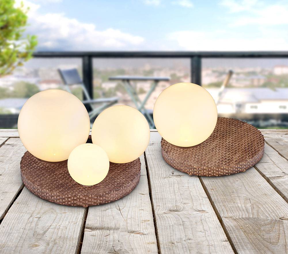 Solar Terrassendeko Outdoor Tisch Solar Windlicht für Außen Solarlampe Akku Rattan Optik Solarkugel Garten Deko Balkon, hellgrau weiß, 1x LED, LxHx