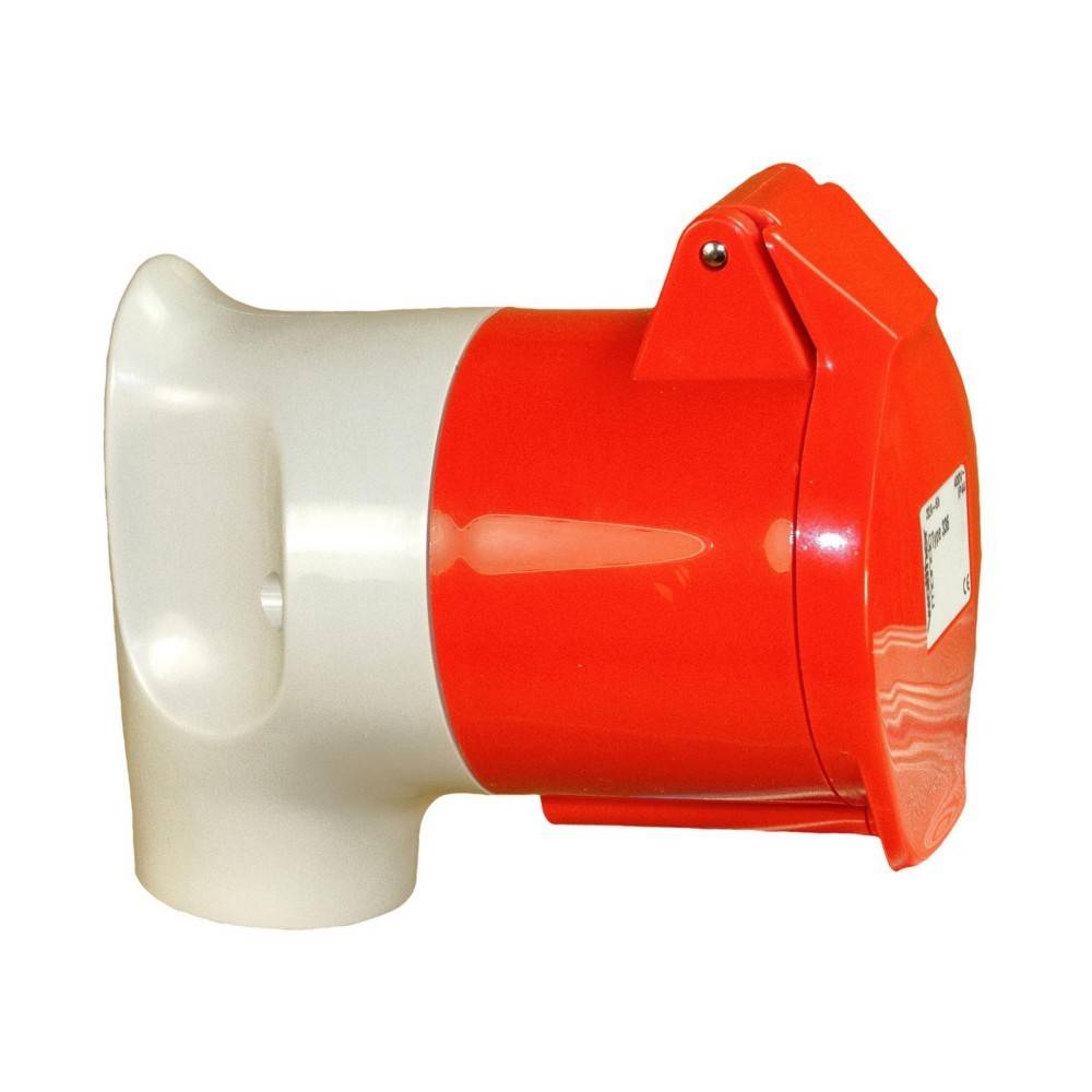 Ein rot-weißer industrieller Wandsteckdosenadapter mit Schutzabdeckung, der typischerweise in industriellen Umgebungen verwendet wird.