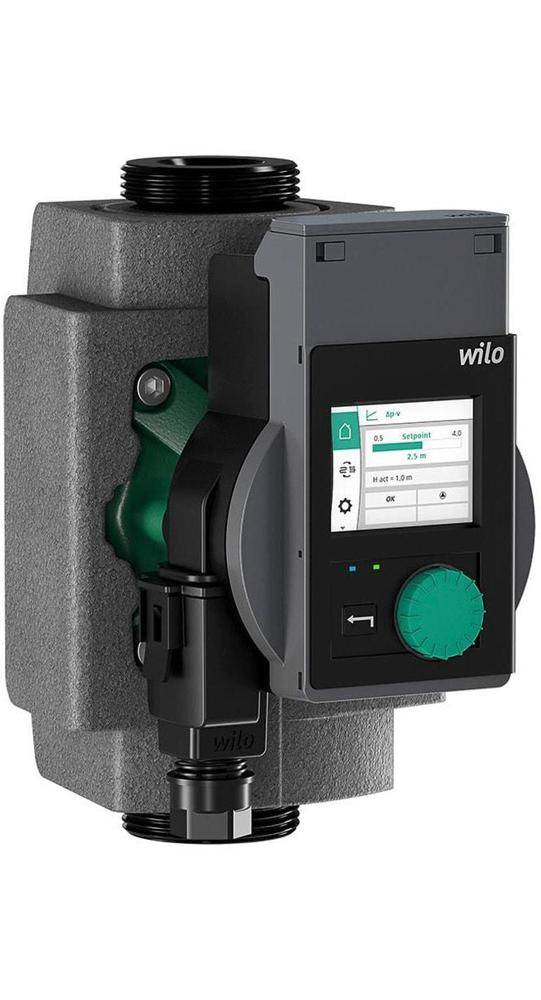 Graue Wilo-Umwälzpumpe mit digitalem Bedienfeld und grünem Einstellknopf, vor weißem Hintergrund dargestellt.