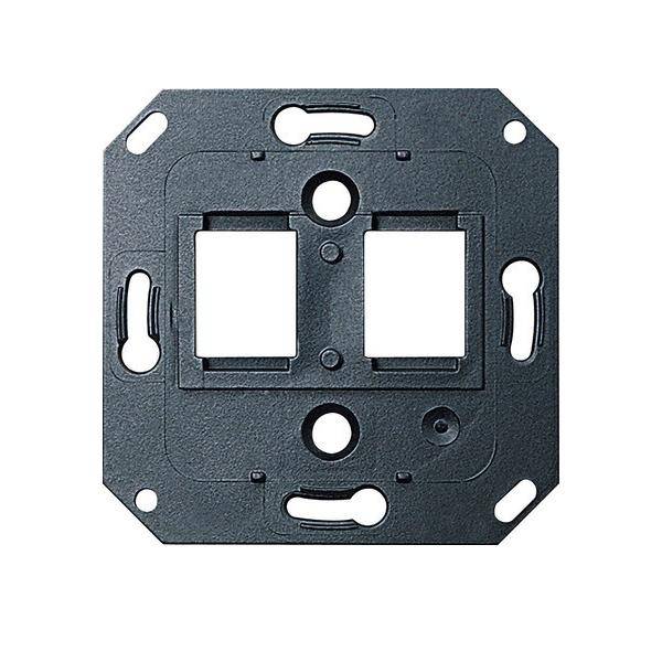 Kunststoff-Tragrahmen für elektrische Installationen mit Befestigungslöchern und Schlitzen.