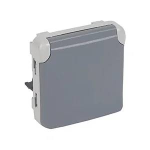 Grauer wandmontierter elektrischer Schalter mit abgerundeter rechteckiger Blende und seitlichem Clip, dargestellt auf weißem Hintergrund.