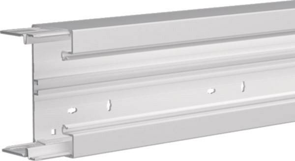 Eine Nahaufnahme eines Stahlschutzplankenabschnitts, die seine gewellte Form und Bolzenlöcher zeigt, verwendet für Highway-Sicherheitsbarrieren.
