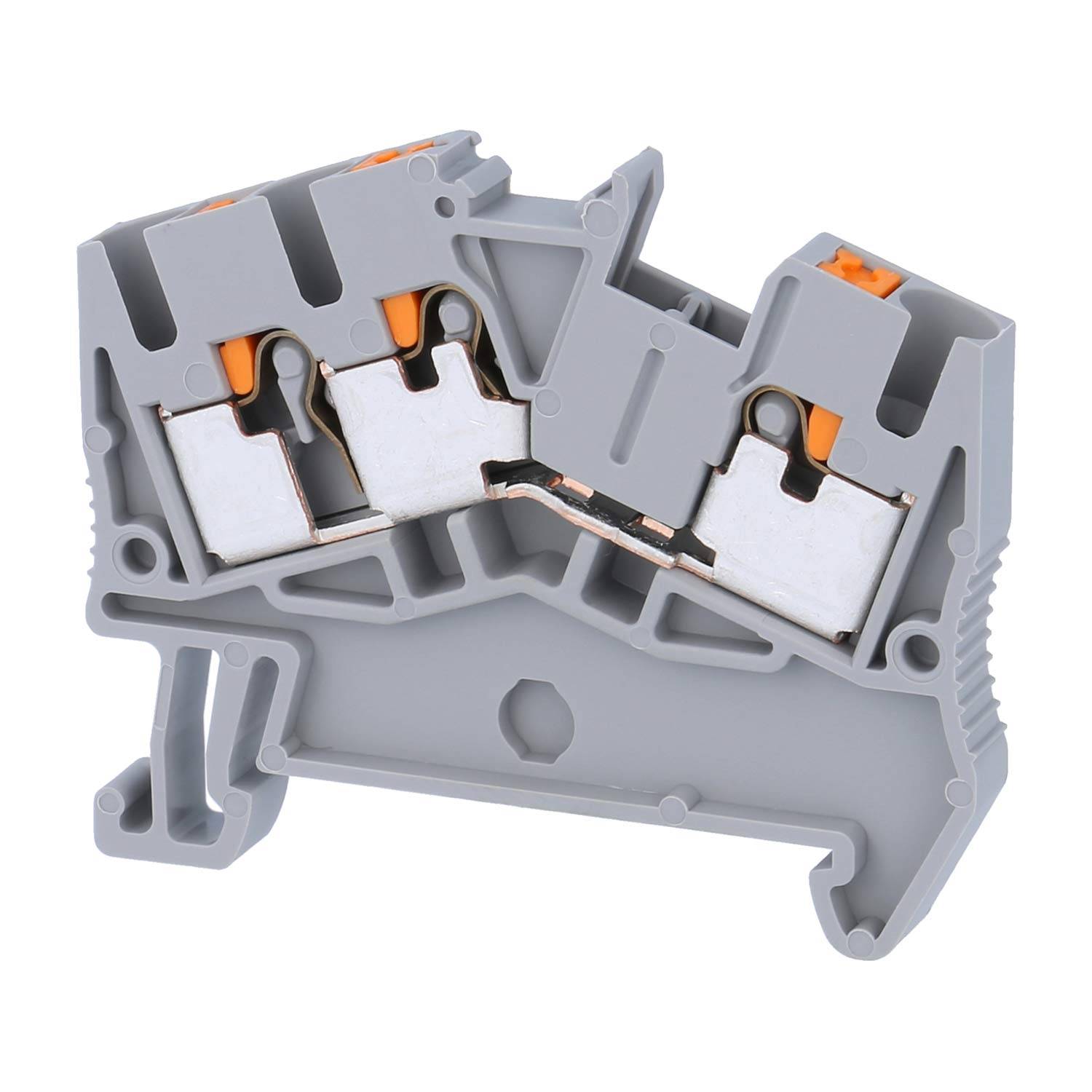 Ein grauer, kunststoffgebundener Klemmblock mit zwei orangefarbenen Hebeln zur Drahtverbindung. Teile der internen Metallleiter sind sichtbar.