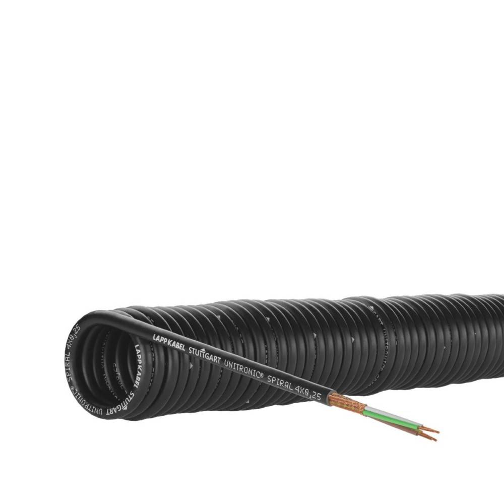 Schwarze gewellte Elektrorohrbahn auf einer Spule mit einem teilweise freiliegenden grünen und kupferfarbenen Kabelende auf weißem Hintergrund.