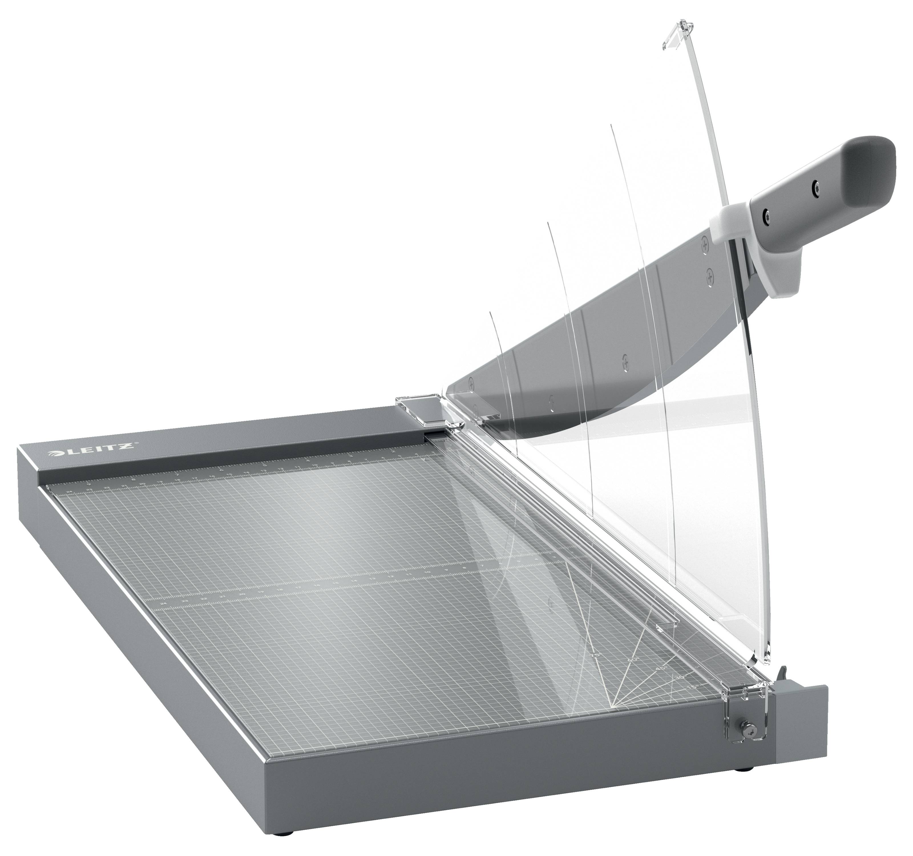 Seitenansicht eines Papierschneiders mit transparentem Schutzschild und Schneideklinge auf grauem Sockel, dargestellt vor schwarzem Hintergrund.