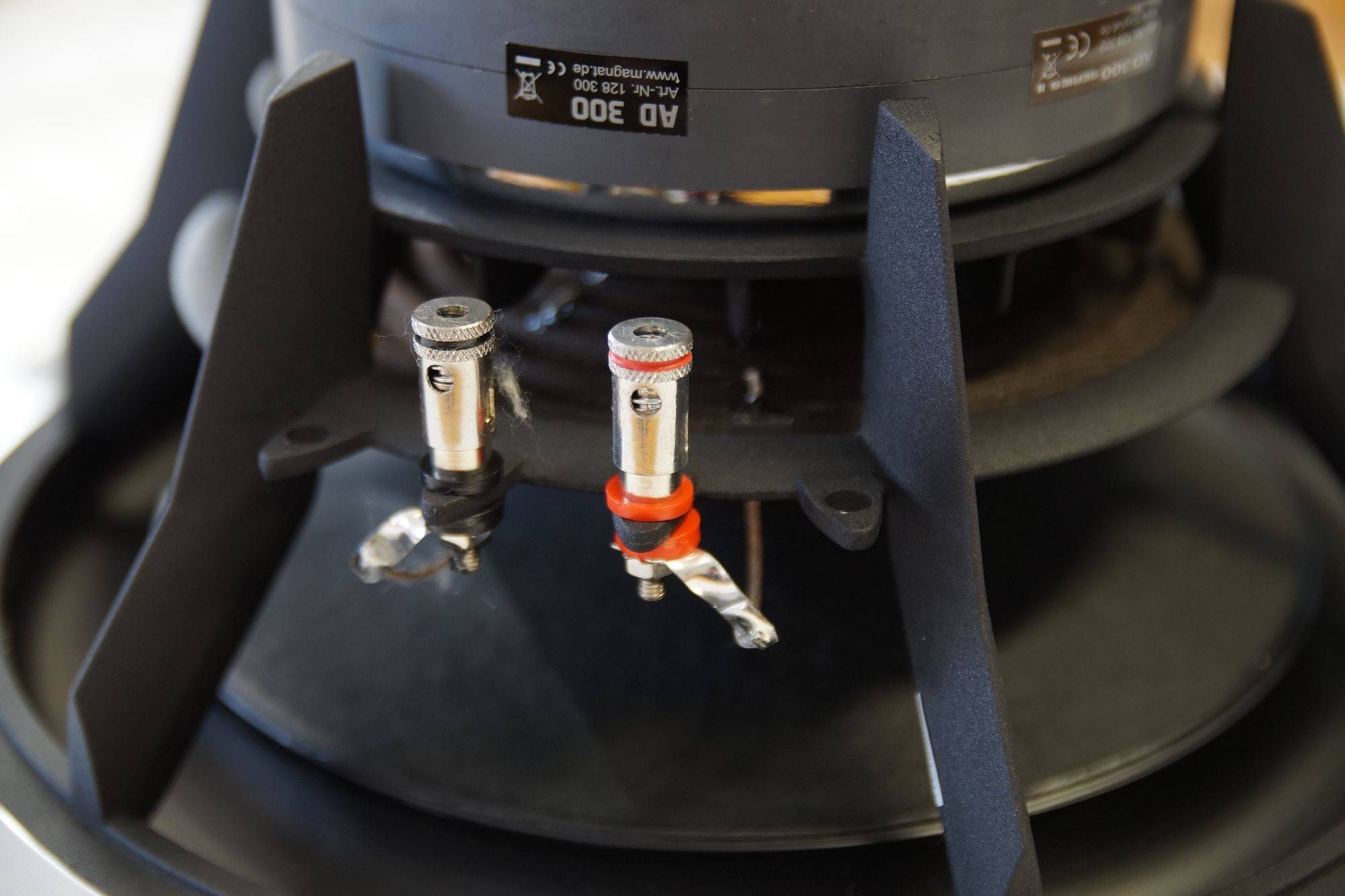 Magnat AD 300, High END 30er Subwoofer,Basslautsprecher, 1200 Watt, NEU