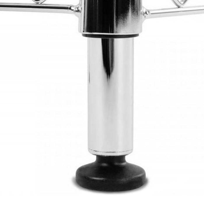 Ein Metallpfosten mit ausfahrbaren Absperrungen, die häufig zur Menschenmengenkontrolle oder Warteschlangenverwaltung verwendet werden.