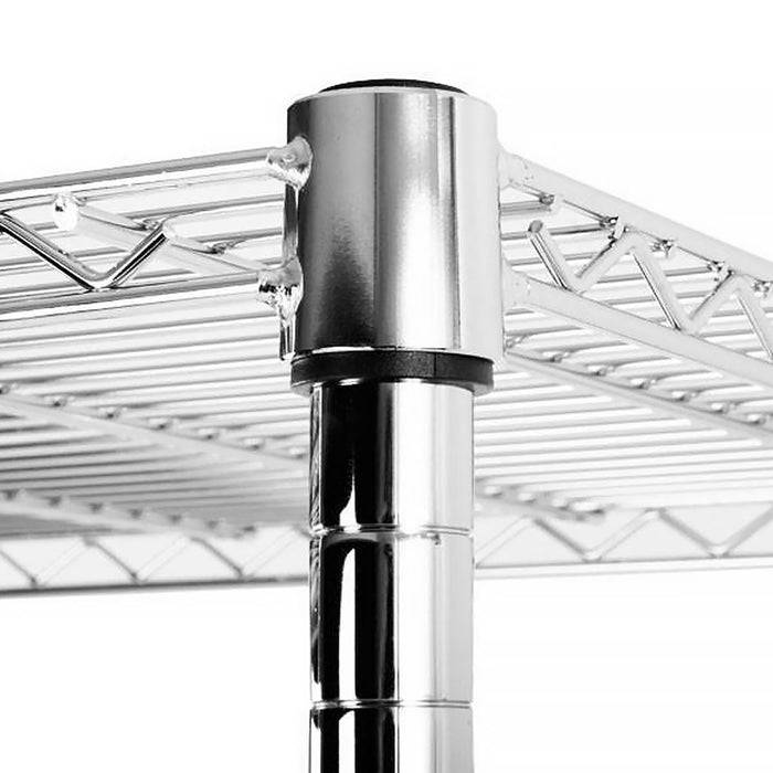 Eckanischeit einer Chrom-Draht-Regallösung mit Blick auf Metallpfosten und geschlitzte Regalstützen. Entwickelt zur Lagerung und Organisation.