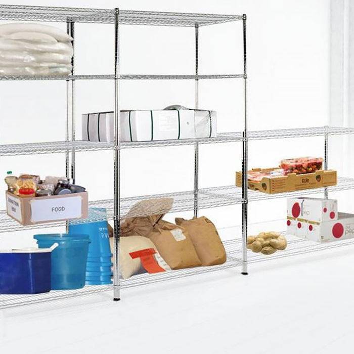 Eine Metallregalanlage hält verpackte Lebensmittel und Vorräte, einschließlich Gläser, Schachteln und Beutel. Einige Regale sind leer und einsatzbereit.