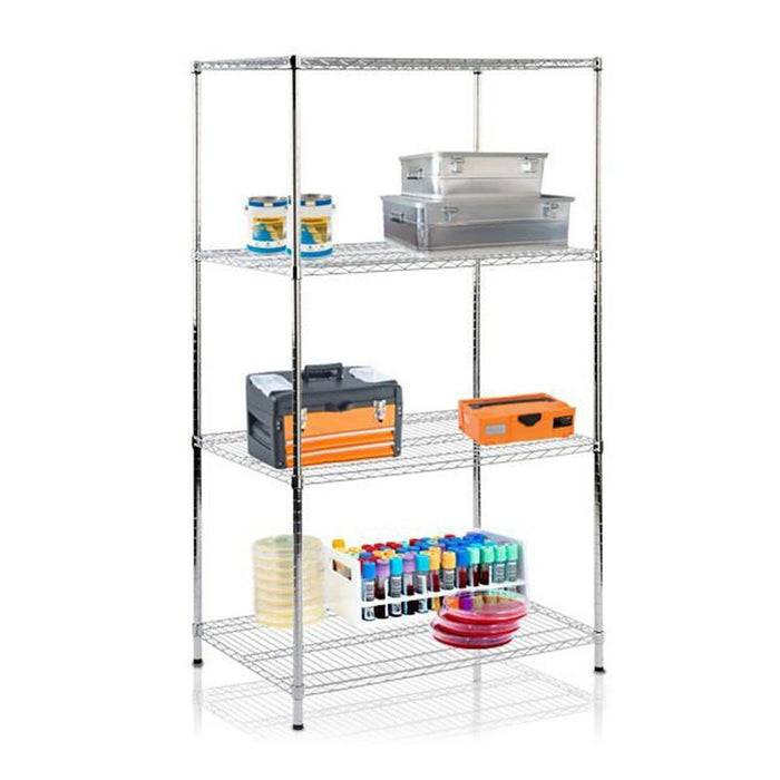 Metallregal mit fünf Ebenen, das verschiedene Gegenstände hält: Dosen, Aufbewahrungsboxen, eine Werkzeugkiste, einen Behälter und verschiedene bunte Flaschen und Teller.