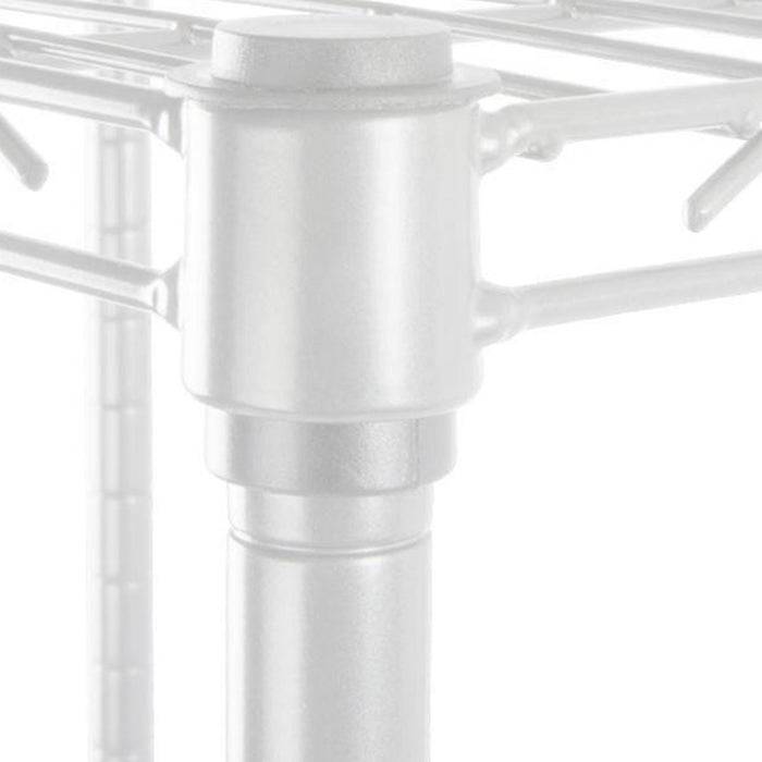 Nahaufnahme einer Metallregalecke mit ineinander greifenden Teilen und Stützen. Der silberne Rahmen deutet auf industrielle Verwendung hin.