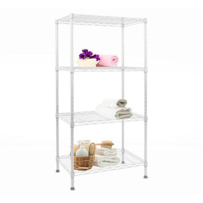 Metallisches Aufbewahrungsregal mit vier Regalen, auf denen Handtücher, ein Korb mit Toilettenartikeln und eine kleine Vase mit lila Blumen stehen, auf weißem Hintergrund.
