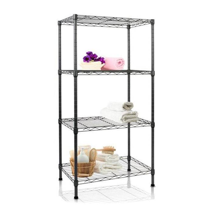 Eine vierstufige Metallregaleinheit mit verschiedenen Gegenständen: ein Handtuch, Toilettenartikel, eine rosa Kerze und lila Blumen. Geeignet für die Badezimmerlagerung.