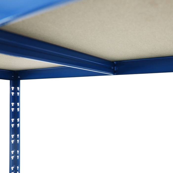 Eine Nahaufnahme der Ecke einer blauen Metallregaleinheit mit Fokus auf die Konstruktionsdetails und die Textur des Metalls und der Holzablage.