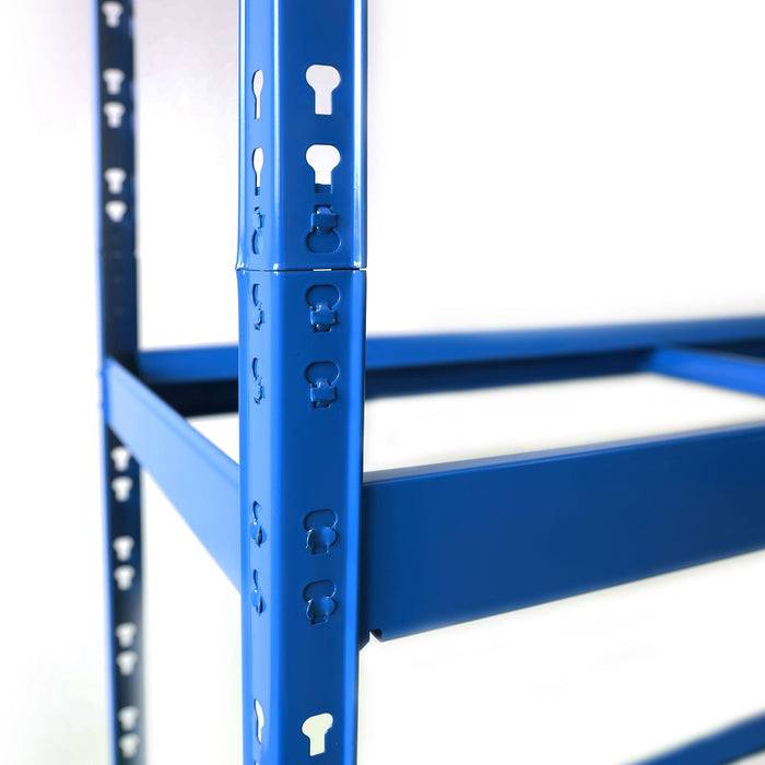 Eine Nahaufnahme einer blauen Metallregalanlage mit Fokus auf die Eckverbindung und Stützbalken, die ihre Struktur und ihr Design zeigt.