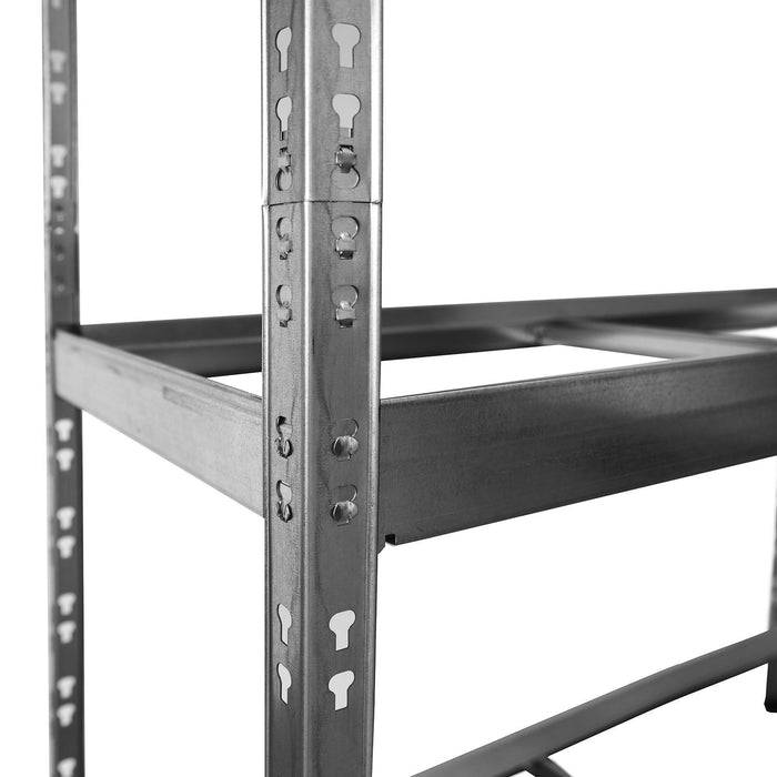 Eine Nahaufnahme einer Metall-Regalsystem mit vertikalen und horizontalen Balken mit Perforationen zur verstellbaren Platzierung von Regalbrettern.