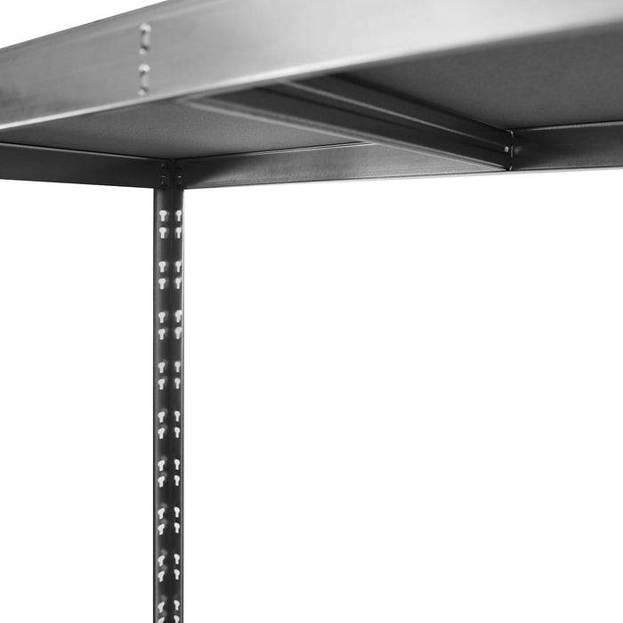 Metallregal-Ecke, die die Schnittstelle von horizontalen und vertikalen Trägern zeigt und robuste Konstruktionsdetails hervorhebt.