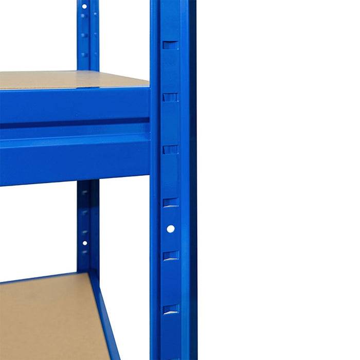 Eine blaue Metallregalanlage mit Holzregalen, zeigt Eckendetail und verstellbare Höhenlöcher.