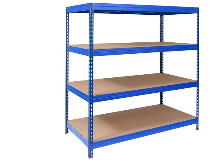 Eine vierstöckige blaue Metallregalanlage mit braunen Regalbrettern, wahrscheinlich zur Organisiering oder Lagerung von Gegenständen in einer Garage oder Lagerhalle genutzt.