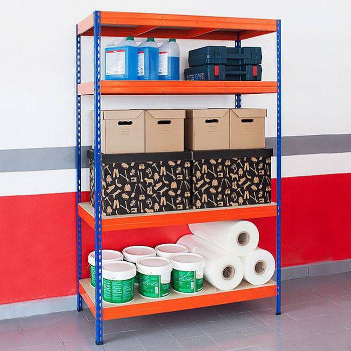 Metallregal mit Reinigungsmitteln, Aufbewahrungsboxen, Werkzeugkästen und Rollen von Papiertüchern, die auf vier Regalen angeordnet sind.