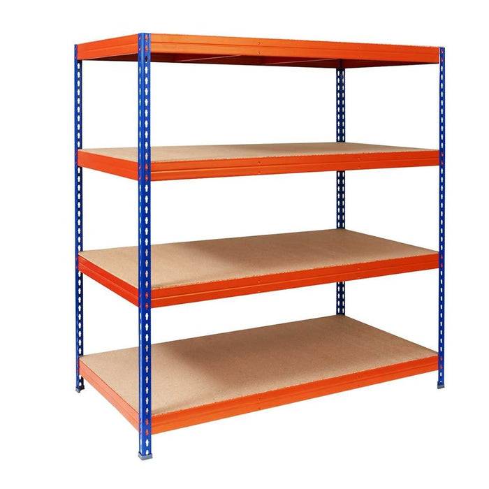 Eine Metallregalanlage mit vier Holzregalen in Orange und Blau, ideal zur Lagerung und Organisation.
