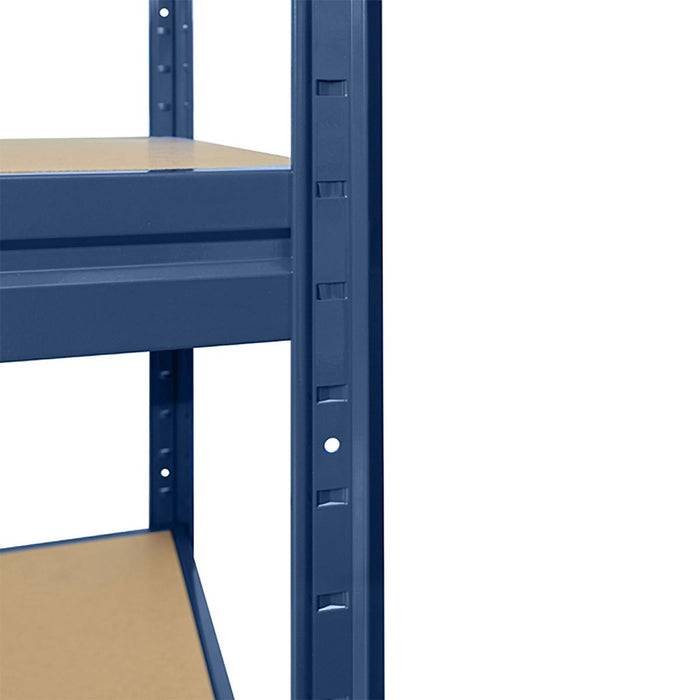 Eine blaue Metallregalanlage mit Holzregalen wird gezeigt. Der Fokus liegt auf der Ecke, die das Regal und den Rahmen verbindet. Keine Gegenstände werden auf den Regalen platziert.
