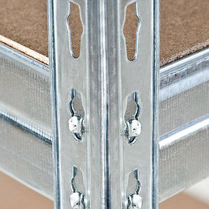 Nahaufnahme einer Ecke einer Metallregalanlage, die verstellbare Stützklammern und ein Holzregal zeigt. Sturmes Konstruktionsdetail.