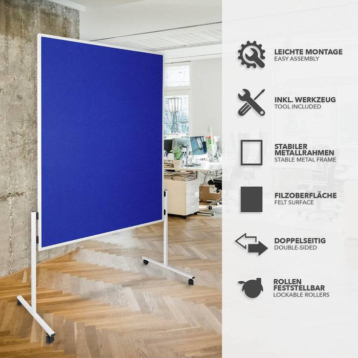 Eine blaue, freistehende Anzeigetafel mit Metallrahmen befindet sich in einem Büro. Rechts davon beschreiben Symbole die Merkmale: einfache Montage, mitgelieferte Werkzeuge, stabiler Metallrahmen, Filzoberfläche, beidseitig nutzbar und abschließbare Rollen.